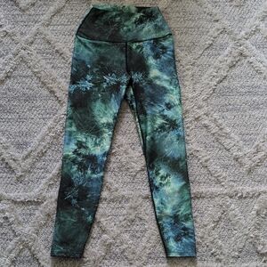 Carbon38 Printed High Rise 7/8 Leggings in Green Distorted Tie Dye